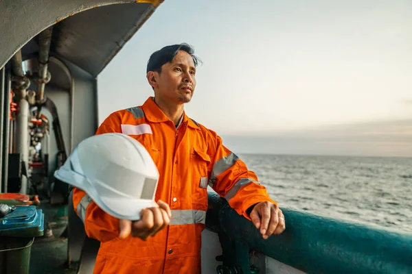 Oficial de convés filipino no convés do navio ou navio — Fotografia de Stock