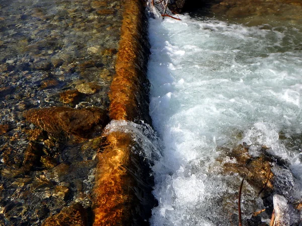 Kleiner Wasserfall. kleiner Fluss — Stockfoto