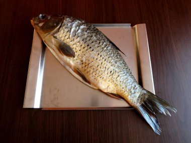 sazan, mutfakta yıkılmış taze sazan