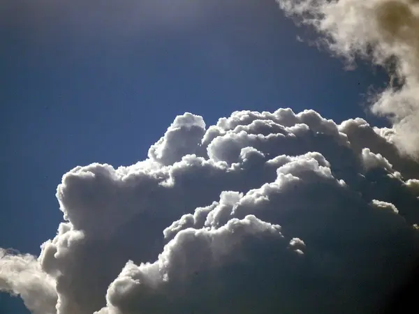 Céu pesado, nuvens no céu azul — Fotografia de Stock