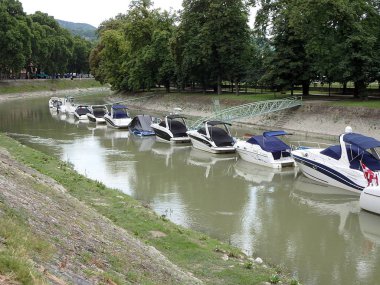Beyaz Motorlu tekne, beyaz tekne