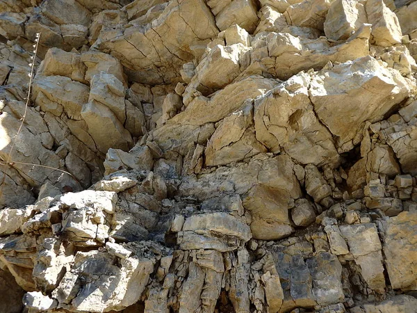 Gebarsten rock natuurlijke achtergrond — Stockfoto