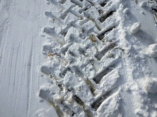 Tracce del veicolo nella neve — Foto Stock