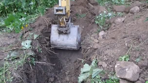 Grävskopa gräva ett djupt dike, — Stockvideo