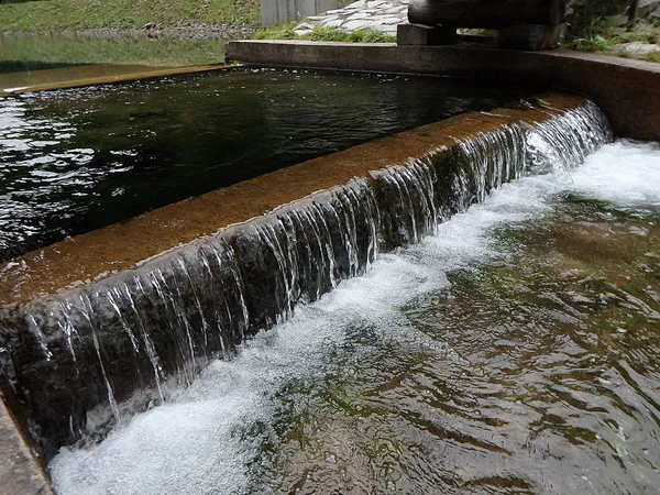 Konstgjorda cascade på floden, — Stockfoto