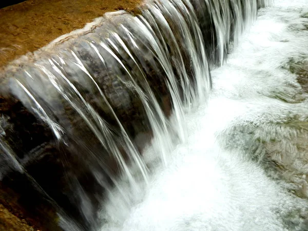 Künstliche Kaskade am Fluss, — Stockfoto