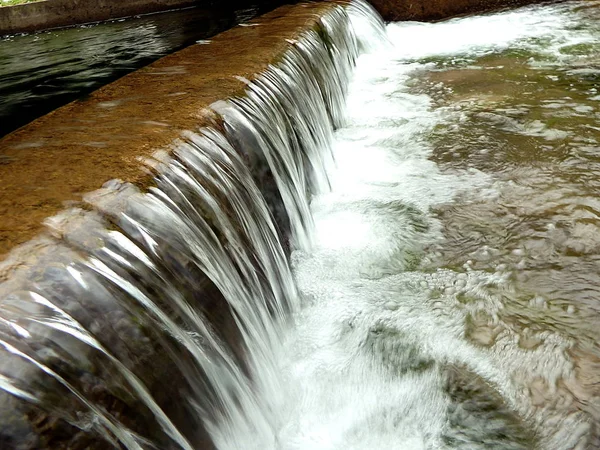 Cascata artificial no rio , — Fotografia de Stock