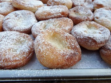 pudra şekeri ile çörek
