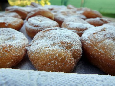 pudra şekeri ile çörek