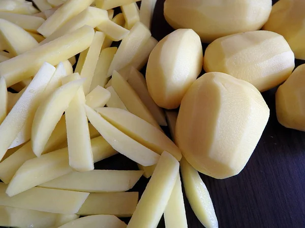 Çiğ patates kızartması için hazırlanan şeritler dilimlenmiş — Stok fotoğraf