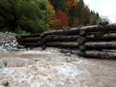Bir dağ nehir üzerinde ahşap Barajı