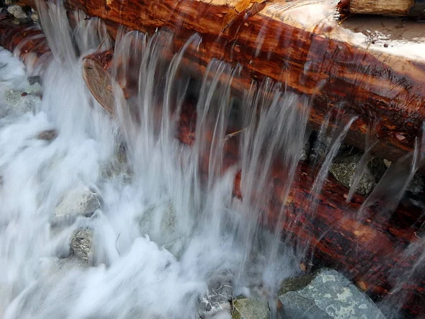 Fából készült dam egy hegyi folyó — Stock Fotó