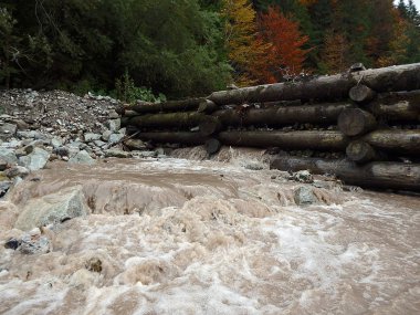 Bir dağ nehir üzerinde ahşap Barajı