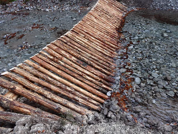 Presa de madera en un río de montaña — Foto de Stock