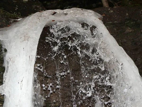 Wasserfall mit Eis bedeckt — Stockfoto