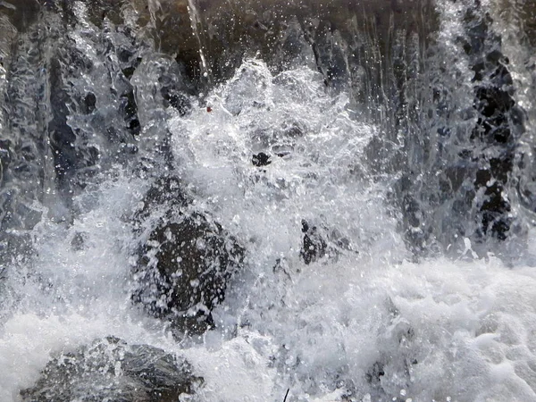 Erős forrásban lévő víz hegyi vízesés alatt, — Stock Fotó