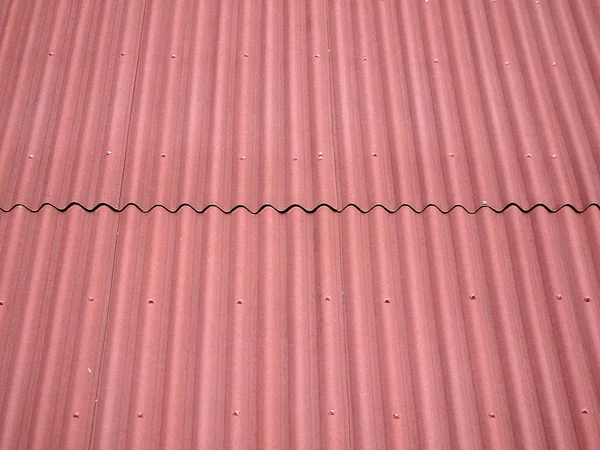 빨간 골된 지붕 — 스톡 사진