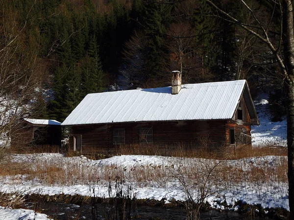 Ancienne grange en hiver nature — Photo