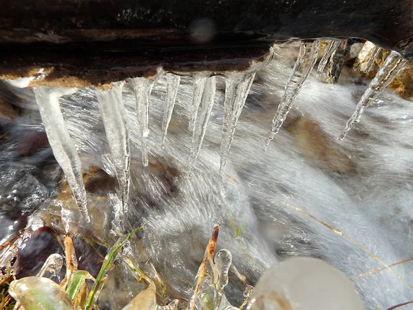 Eiszapfen über Bach — Stockfoto