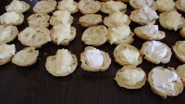Προετοιμασία Του Γλυκά Κέικ Λαχανιάζω Κρέμα Δαχτυλίδια Κέικ Εκλαίρ Κρέμα — Αρχείο Βίντεο