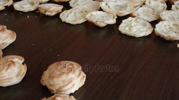 Zubereitung Von Süßen Kuchen Blätterteigringen Eclair Puddingcreme Ring — Stockvideo