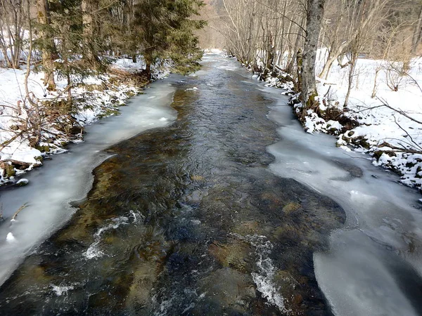 Ice - frozen river på vintern — Stockfoto