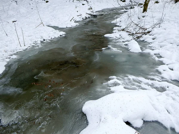 Ice - zamrzlá řeka v zimě — Stock fotografie