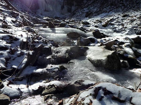 冰冻的河流在冬天 — 图库照片