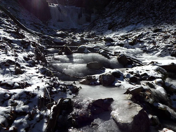 Ice - zamrzlá řeka v zimě — Stock fotografie