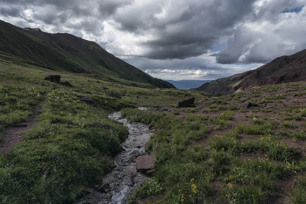 Landschaft in den felsigen Bergen, kastanienbraune Schneemassen-Wildnis — Stockfoto