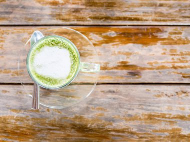 Sıcak yeşil çay süt cam kupa ile.