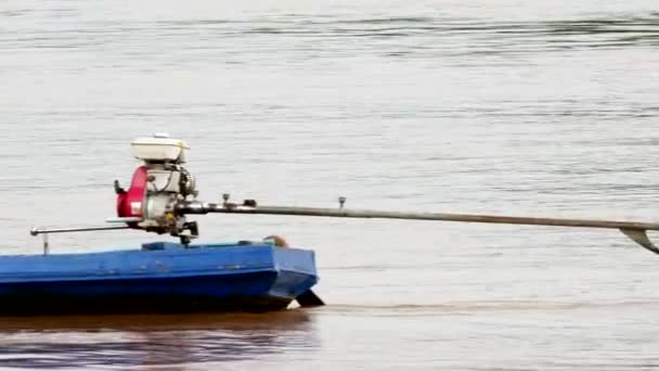 Bir balıkçı teknesine sürücü küçük motorlu gemi ve nehre günbatımı zaman trol. — Stok video