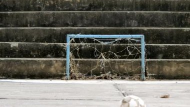 Havuz görevlisi eski futbol tekme var Yırtıkları ve net Yırtıkları küçük hedef olan adam.