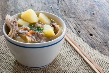  ahşap domuz etinin patates çorbası.