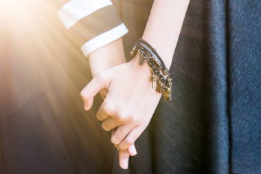 Eller clasping Yong genç kız.