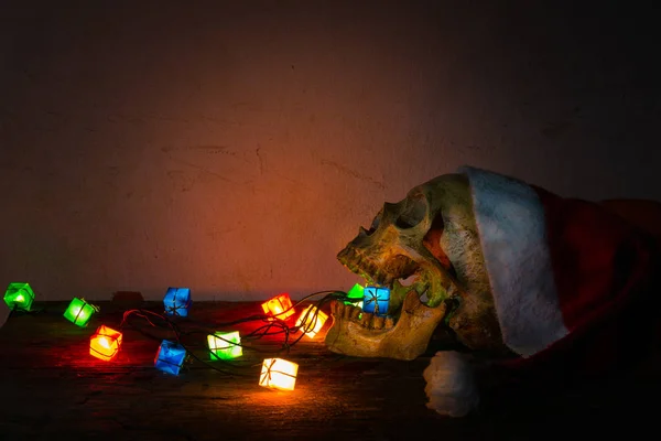 Bodegón calavera desgaste Santa Claus sombrero con luz intermitente regalo . —  Fotos de Stock