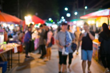 İnsanlar yürüyüş sokak gece maket resmini bulanıklık.