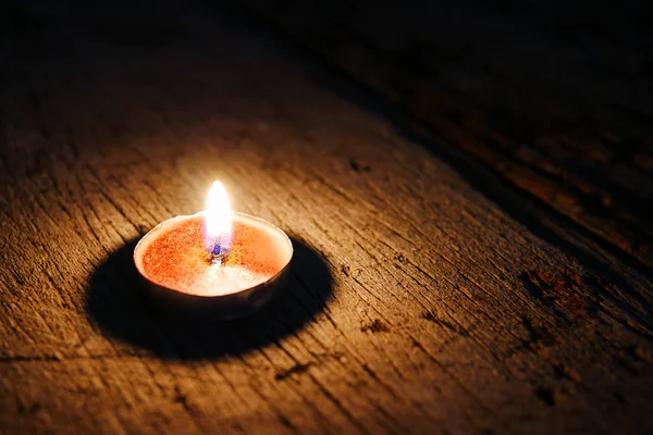 Vela brillante sobre madera en la noche oscura . —  Fotos de Stock