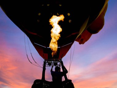 Siluetleri alev gaz adam ve balon sürücü