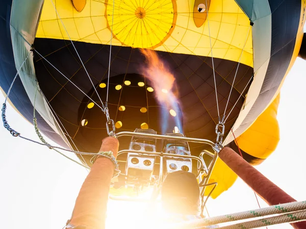 Siluetas hombre llama gas y unidad de globo — Foto de Stock