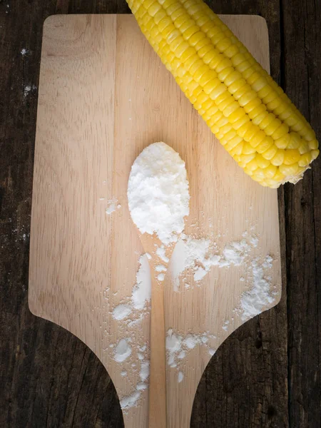 Harina de maíz en cuchara sobre madera . — Foto de Stock