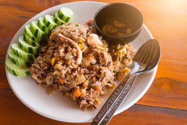 Tavada kızartılmış kalamar ve pirinç chili yapıştır ile.