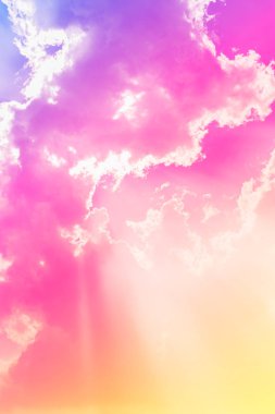 Bulutlar mavi gökyüzü whit ray ışık.