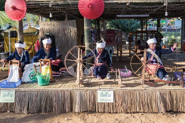 Chiangrai -thailand dez 7: unidentifizierter tai lue show weavin — Stockfoto