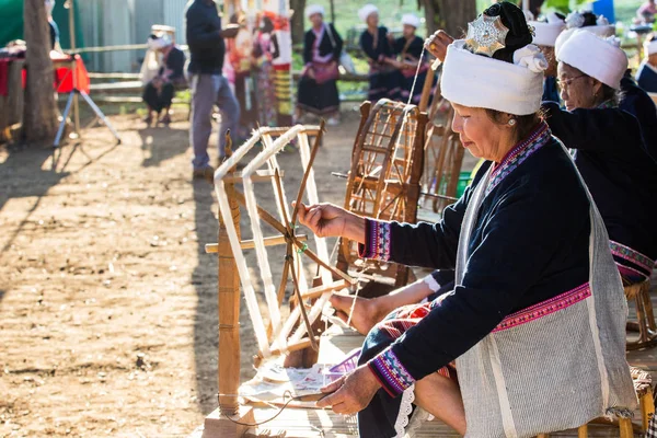 Chiangrai -thailand dez 7: unidentifizierter tai lue show weavin — Stockfoto