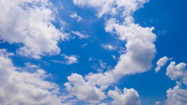 parlak mavi gökyüzünde hareket bulutlar.