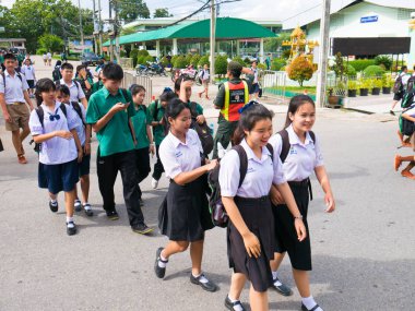 Chiang Rai, Tayland - 21 Mayıs 2017: Asya öğrenci yürüyüş çapraz w