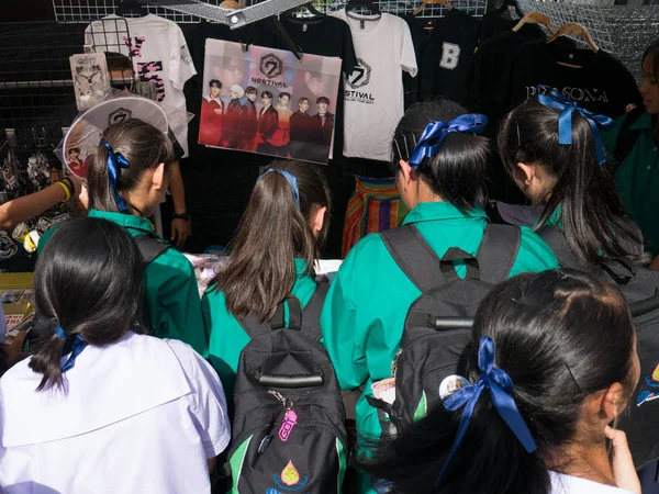 CHIANG RAI, THAILANDIA - 21 MAGGIO 2017: Studentesse asiatiche pazze — Foto Stock