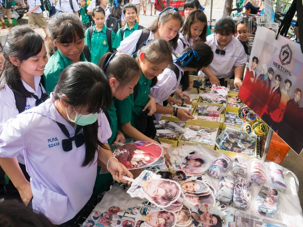 CHIANG RAI, THAILANDIA - 21 MAGGIO 2017: Studentesse asiatiche pazze — Foto Stock