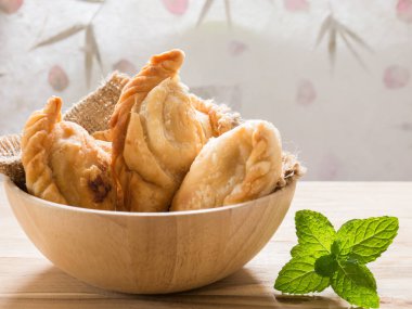 Köri puf kahve ile grup.